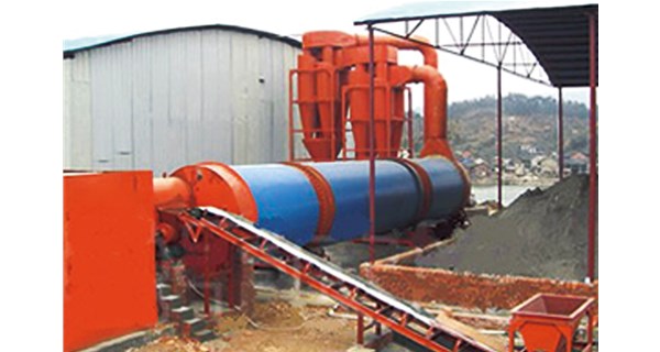 在医药生产领域，医药中间体的干燥环节对产品质量起着关键作用。由于许多医药中间体属于热敏性物料，传统烘干方式易使其成分分解、变质，严重影响药品疗效与安全性。近期，由 [研发企业名称] 历经多年研发的智能低温滚筒烘干机取得重大技术突破，成功解决了医药中间体热敏物料干燥难题，为医药行业带来了新的发展契机。