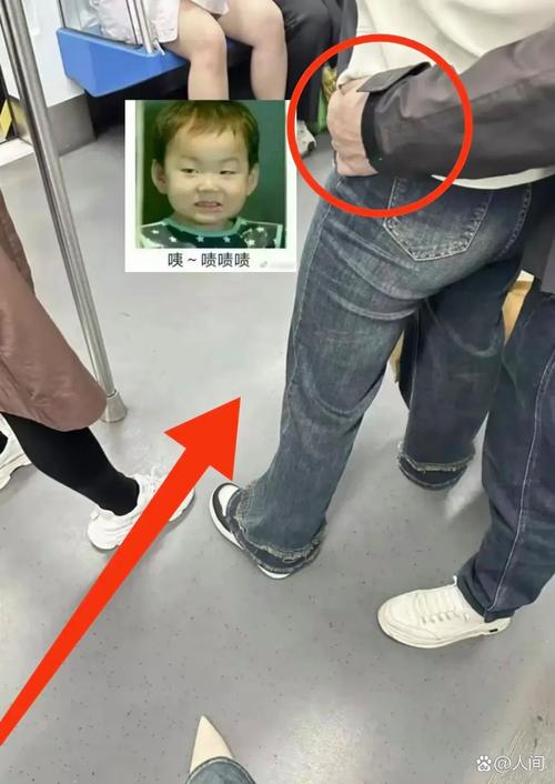 新澳800图库最新版本和带不同小孩地铁乞讨与地铁带两个小孩
