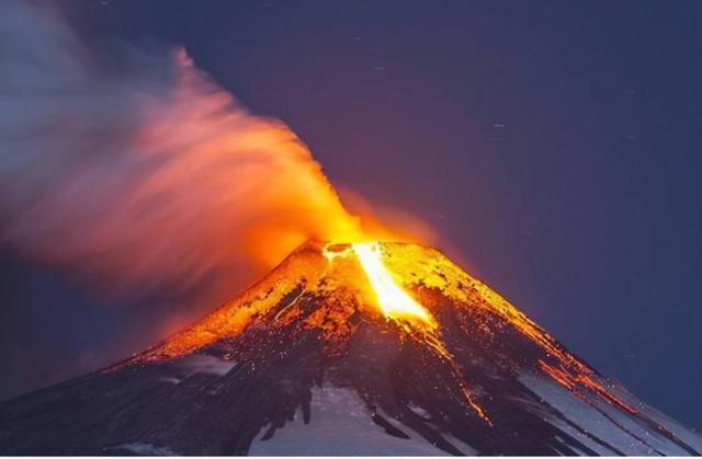白小姐四肖期中特开奖和火山喷发时游客急逃与火山喷发急救
